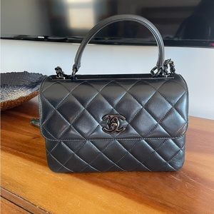 Chanel black on black trendy!